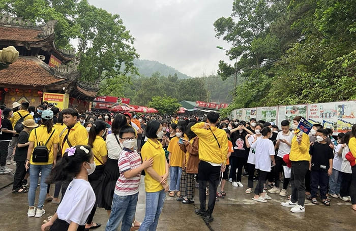 Hàng nghìn học sinh đổ về đền thờ Chu Văn An